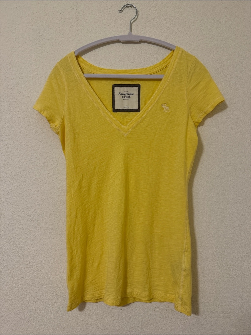 Abercrombie & fitch size large yellow short sleeve v-neck t-shirt